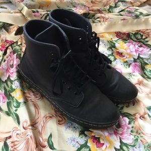 Black leather doc marten shoreditch boots